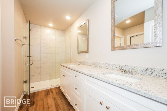 Building Photo - 1008 E Golden Ln