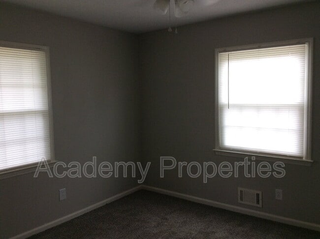 Building Photo - 1417 Pennel Dr