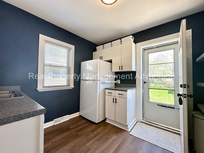 Building Photo - Beautifully Updated 2-Bedroom Home w/ 2-Car Garage Near Martin Road Park!