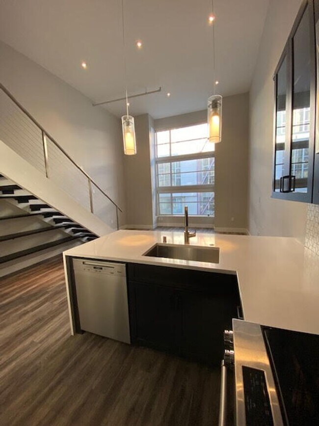 Building Photo - HUGE, remodeled 2 Level 2br/2Ba Loft, Park...