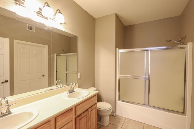 Building Photo - 3 Bedroom First Floor Condo Convenient To Nellis AFB