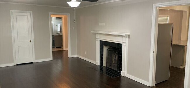 Building Photo - 2 bedroom 1 bath renovated pet friendly home
