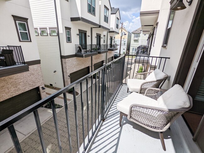 Building Photo - 1114 W 15th 1/2 St