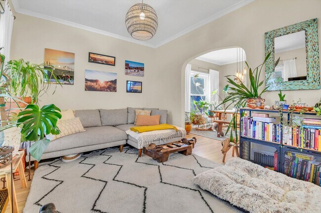 Building Photo - Charming luxury meets timeless character in the heart of West Wash Park - Available NOW!!
