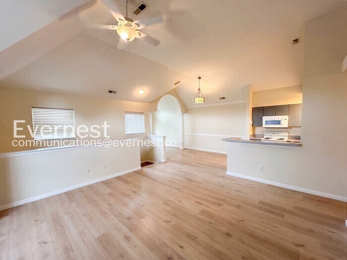 Building Photo - 710 Queens Path