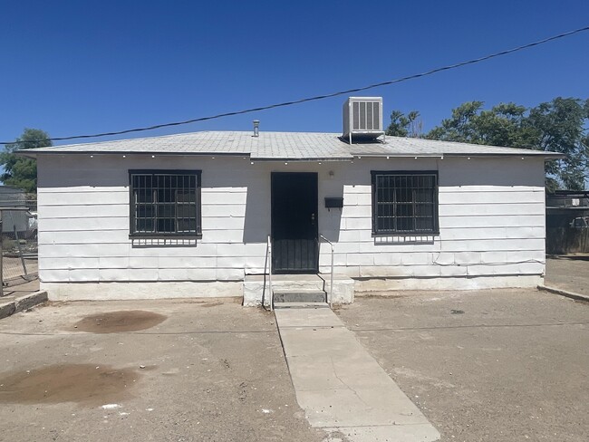 Primary Photo - 7095 Alameda Ave