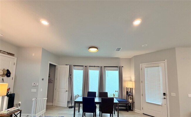 Building Photo - 660 Rosewood Way