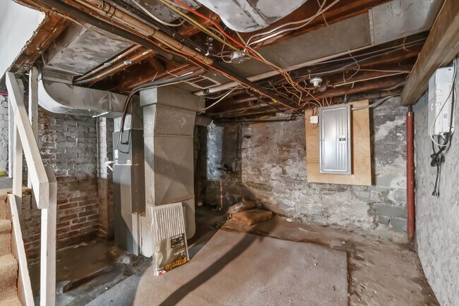 Building Photo - SCORE 1ST MONTH'S RENT FREE IF SIGNED BY AUGUST 7!Convenient 2 Bedroom home in Mt. Washington ava...