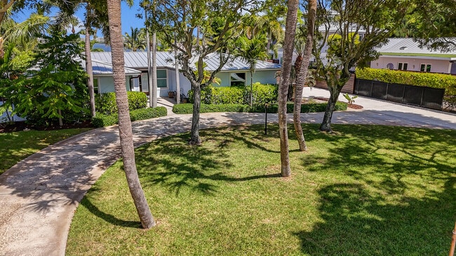 Building Photo - 930 S Lakeside Dr