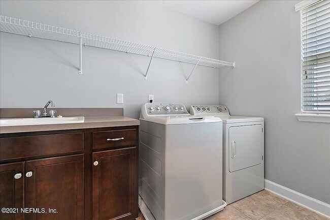 Building Photo - 1021 Seaside Dr N