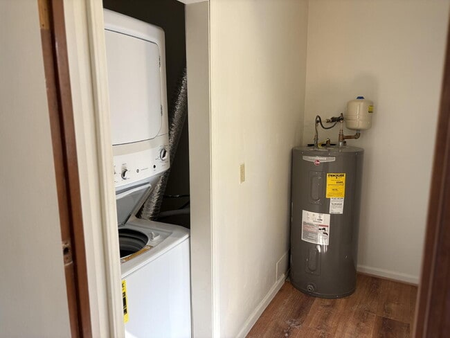 Building Photo - Great One Bedroom Furnished Apartment in H...
