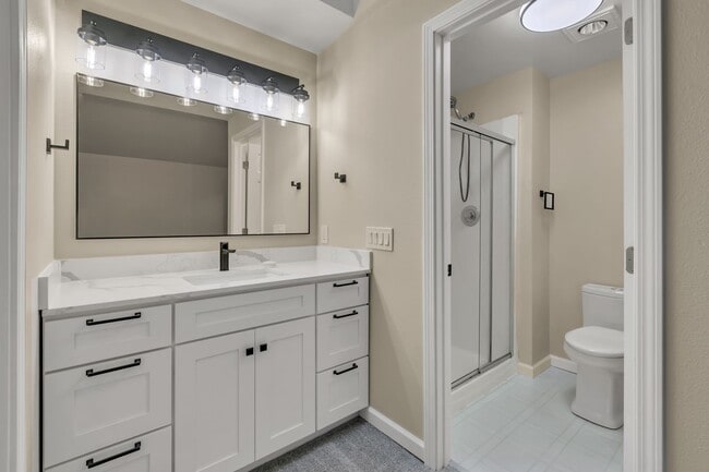 Building Photo - ONE LEVEL LIVING in Peaceful & Private Location!
