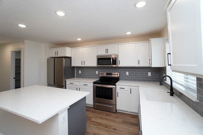 Building Photo - 1512 W Cub River Dr