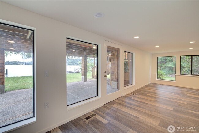 Building Photo - Must see AMAZING lake house!!!