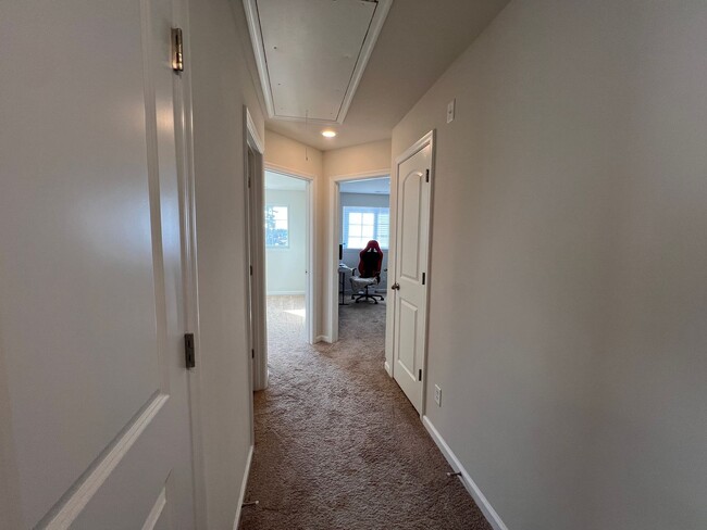 Building Photo - End unit townhome in the new Huntington Po...