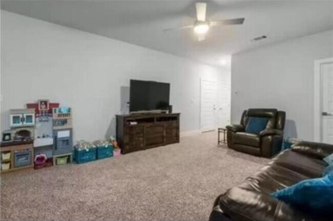 Building Photo - 20504 High Dr