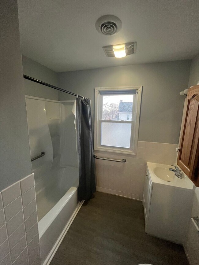 Building Photo - 2729 Dewey Ave