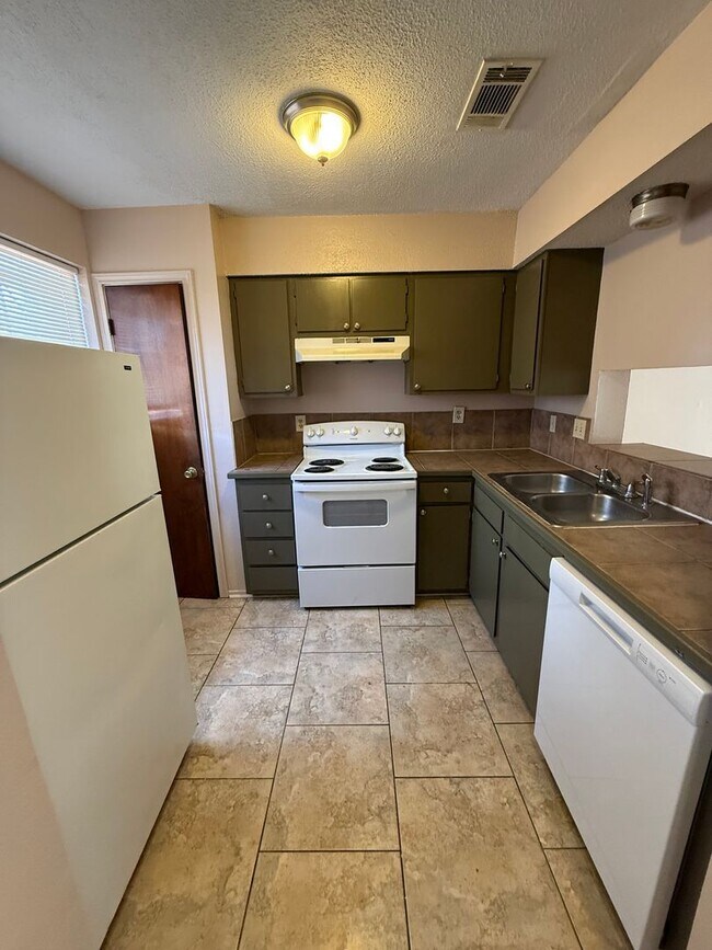 Building Photo - 2BD 1.5BA TOWNHOUSE WITH WATER INCLUDED