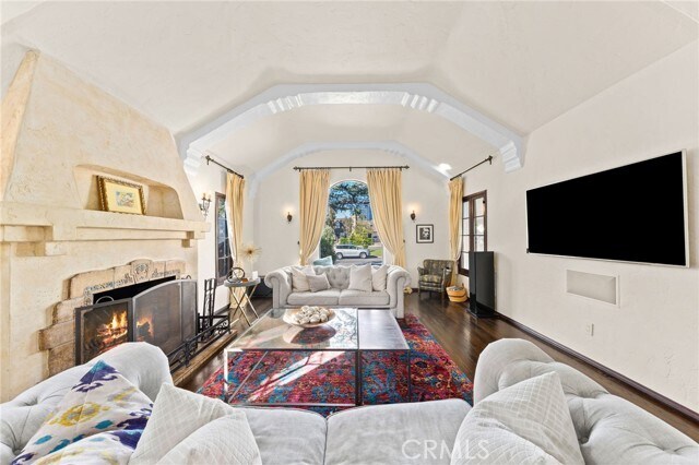 Building Photo - 6160 S San Vicente Blvd