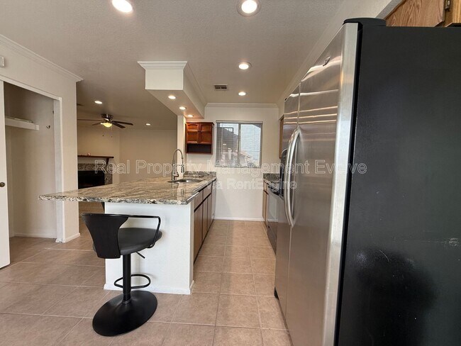 Building Photo - 502 W Yukon Dr