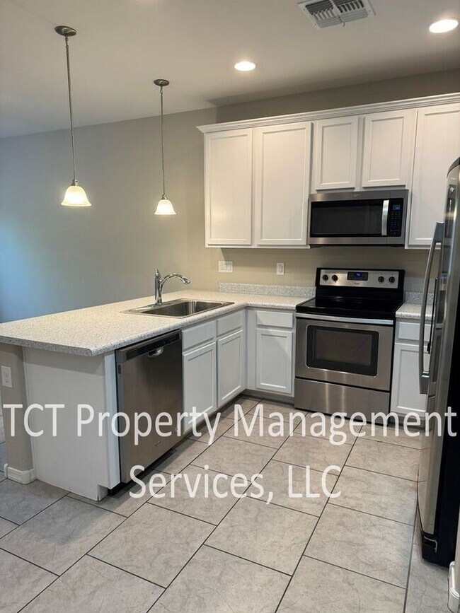 Building Photo - Updated and Low-Maintenance Townhome in Mesa!