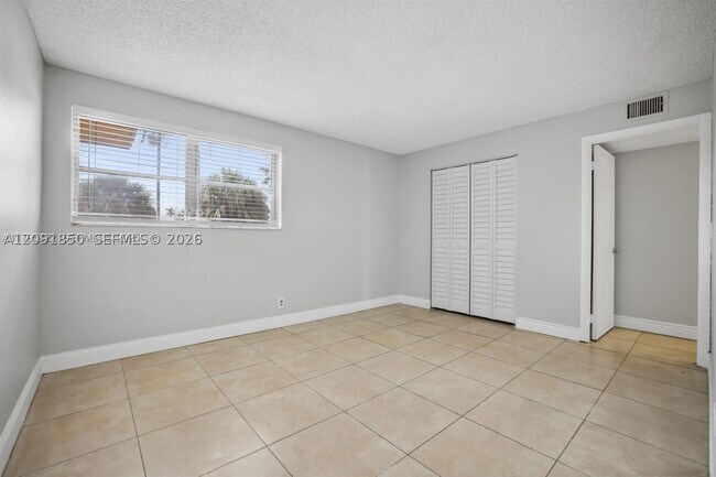 Building Photo - 850 E Commercial Blvd