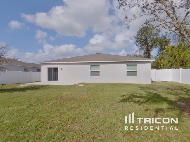 Building Photo - 2320 Gardenia Rd