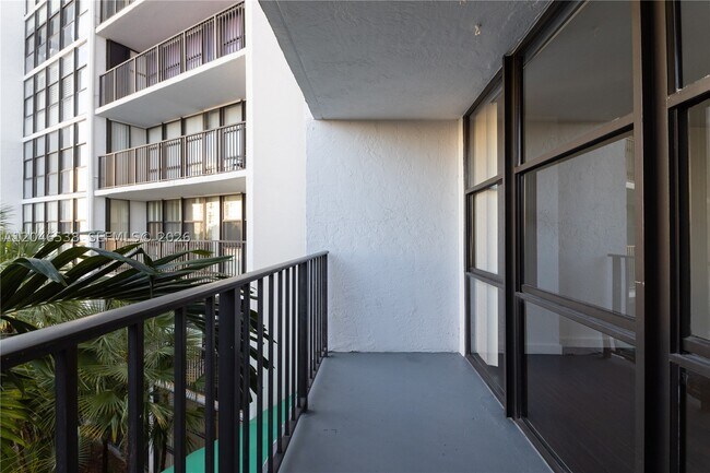 Building Photo - 1000 Parkview Dr