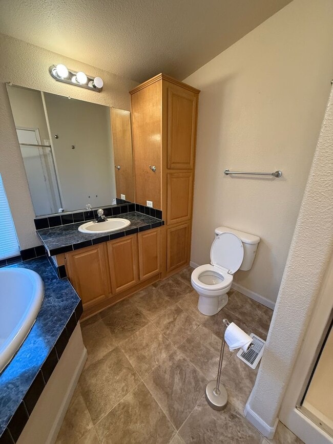 Building Photo - Don’t miss out on this great home