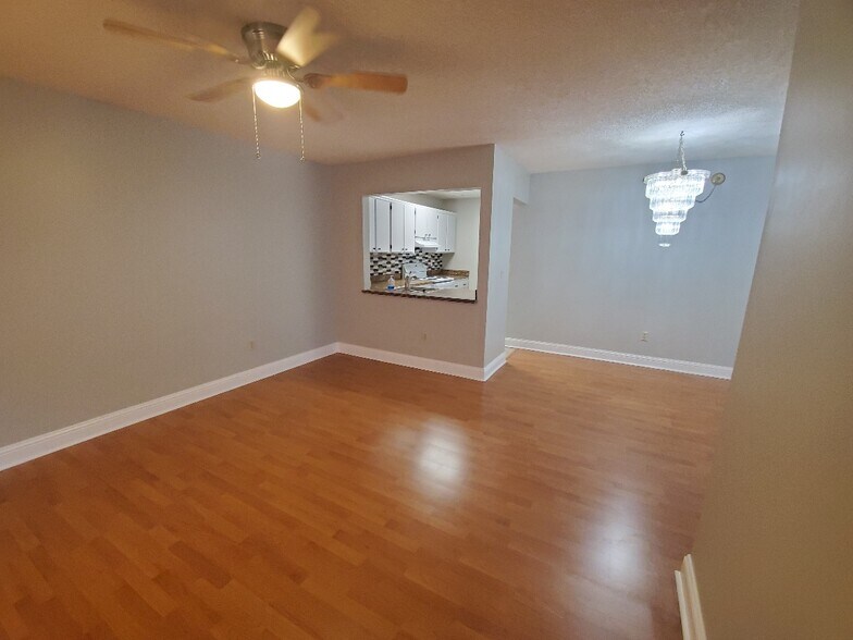 Building Photo - 2570 W 67th Pl