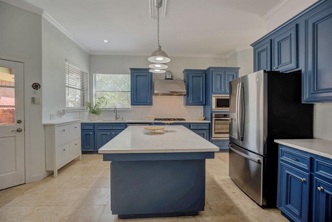 Building Photo - 301 Winding Oak Ln S