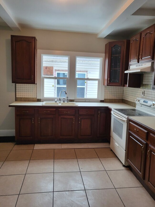 Building Photo - 4 Bed 1 bath - EHA Approved!