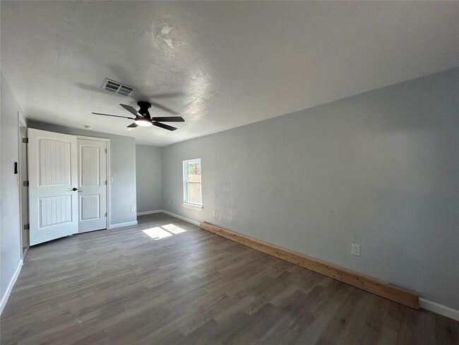 Building Photo - 304 N Tucker Ave
