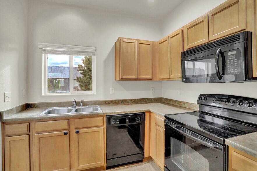 Building Photo - Updated 2-Bed Townhome Just Minutes from F...