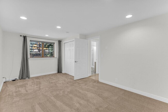 Building Photo - Holiday Ranchettes in Park Meadows