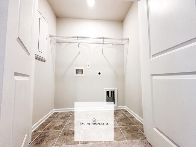 Building Photo - Beautiful new townhome available in Travelers Rest