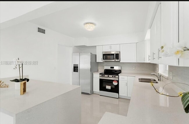 Building Photo - 7160 SW 5th Ct