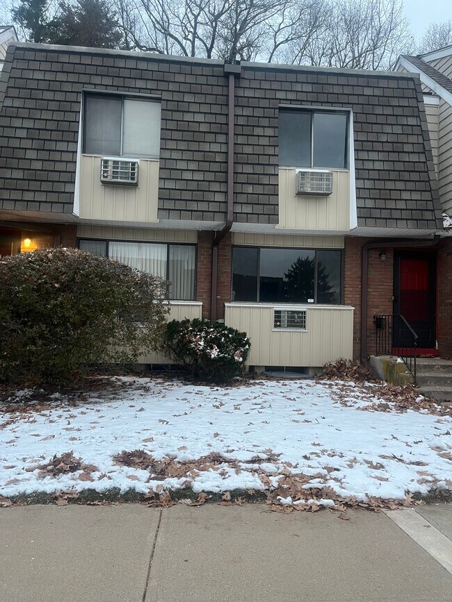 Building Photo - 244 High Path Rd