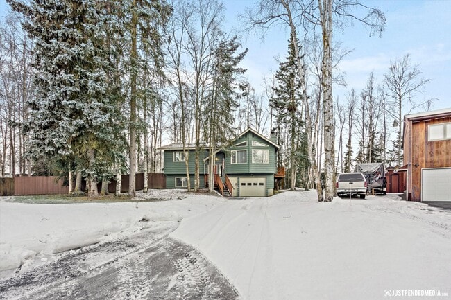 Building Photo - Quiet Eagleridge Home