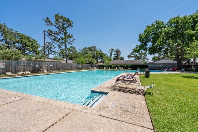 Building Photo - 1016 E Tri Oaks Ln