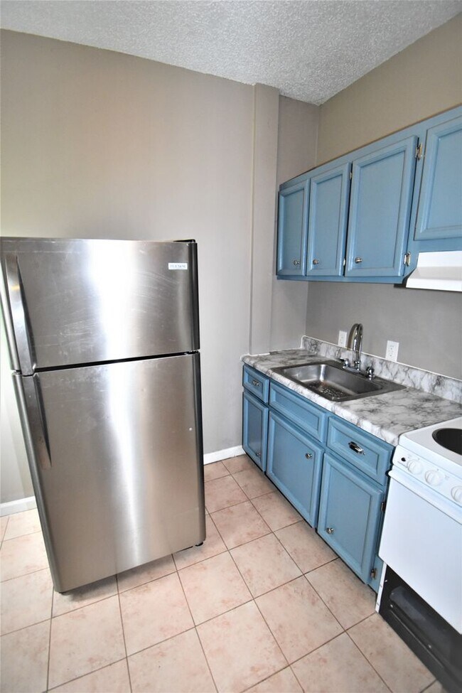 Building Photo - 123 Marion St