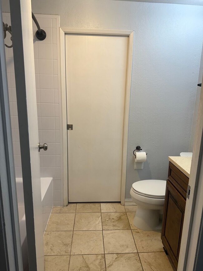 Building Photo - Condo near the beach - top floor