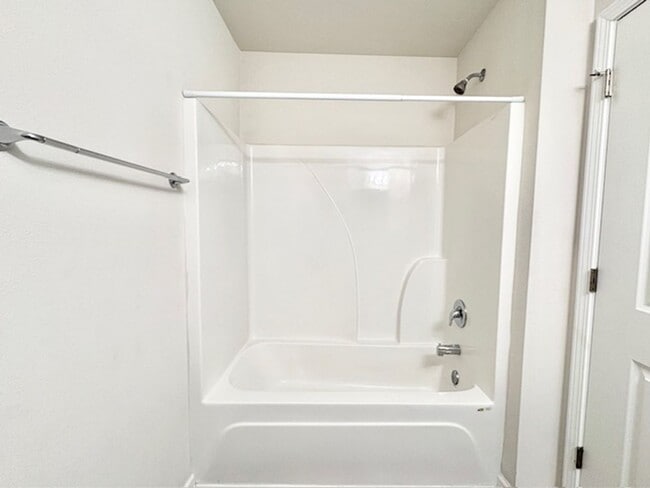 Building Photo - 462 Whispering Creek Ave