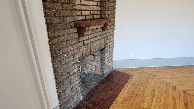 Building Photo - Large 4-5 Bedroom on Historic Main Street in Salamanca NY! Available Now!