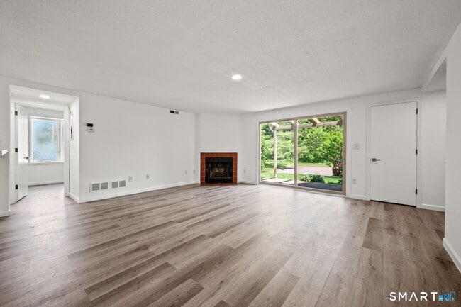 Building Photo - 20 Little Oak Ln