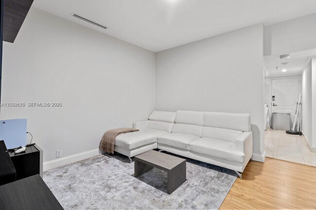 Building Photo - 520 Brickell Key Dr