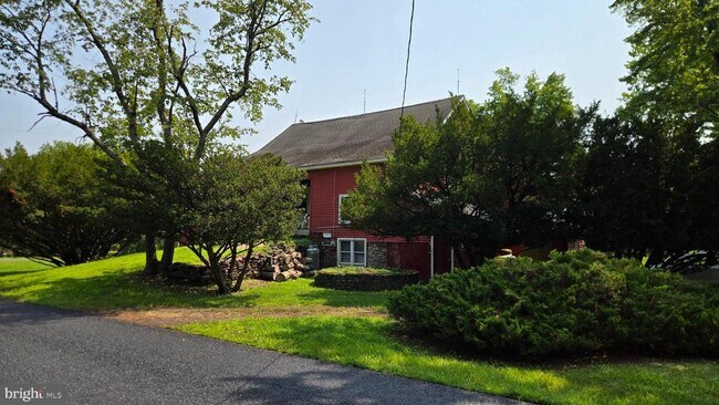 Building Photo - 253 Dark Hollow Rd