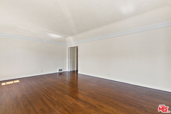 Building Photo - 918 1/2 Serrano Ave