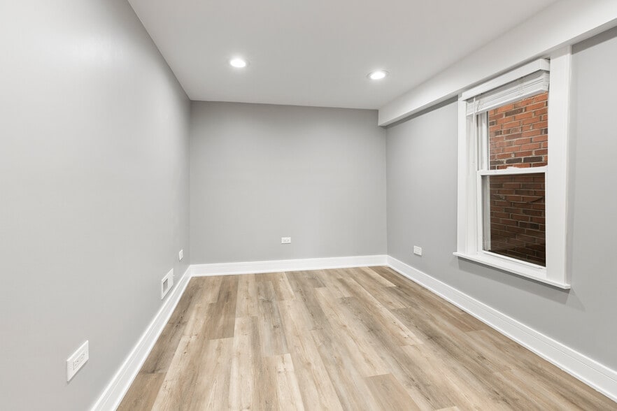 Building Photo - 4624 N Springfield Ave
