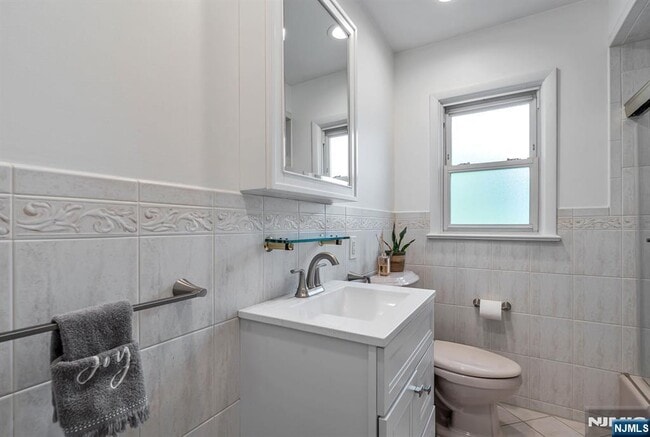 Building Photo - 542 Nagle St